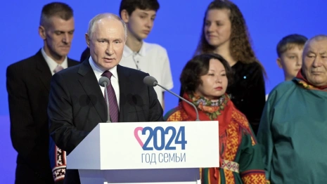 Путин зажег привезенный из Мурома огонь семейного очага