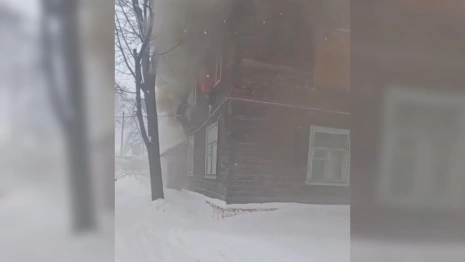 «Мама, прыгай!» Появились кадры спасения людей из горящего дома в Гусь-Хрустального