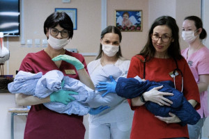 За день из перинатального центра во Владимире выписали сразу 3 двойни