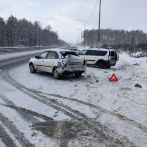 Под Петушками «Лада» влетела в стоящую на обочине легковушку