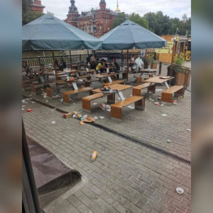 Во Владимире центральный ресторан «Вкусно – и точка» погряз в мусоре