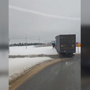 Во Владимирской области на трассе М-12 фура вылетела на обочину