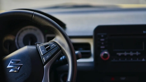 Во Владимирской области иномарка влетела в остановку: пострадали двое