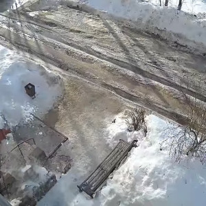 В Петушинском районе снежная глыба едва не убила мужчину с младенцем