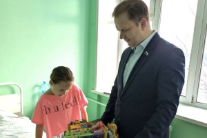 Депутат Госдумы раздал подарки юным пациентам ОДКБ Владимира