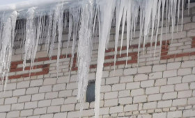 В Красной Горбатке на крышах школ и детсадов повисли опасные сосульки