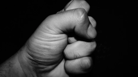 Во Владимире электромонтажнику в драке переломали ребра