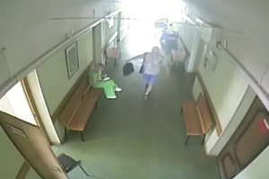 Во Владимире бывший адвокат ударил женщину пакетом в здании суда