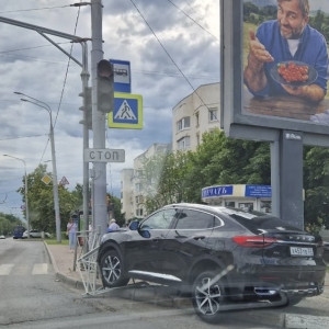 Во Владимире водитель внедорожника едва не снес остановку