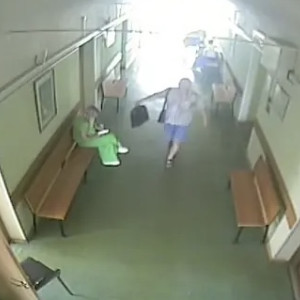 Во Владимире бывший адвокат ударил женщину пакетом в здании суда