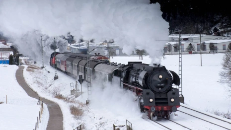 Два поезда опоздали на станцию из-за застрявшего на переезде под Александровом грузовика
