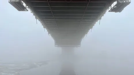 Дорожники показали окутанный туманом мост через Оку на М-12