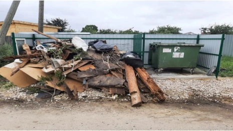 В Вязниках мусор перекрыл дорогу у дома престарелых