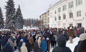 Более 700 человек вышли на акцию по сохранению роддома в Кольчугино