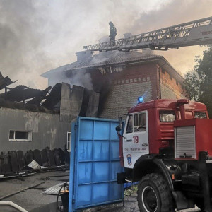 Мощный пожар в бюро ритуальных услуг в Гусь-Хрустальном потушили спустя 13 часов