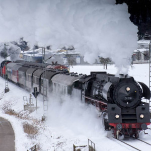 Два поезда опоздали на станцию из-за застрявшего на переезде под Александровом грузовика