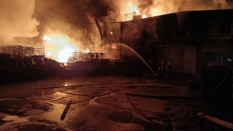 Мощный пожар охватил склад буровых растворов во Владимире