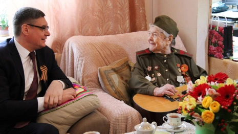 Ветеран и владимирский губернатор спели под гитару военные песни