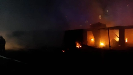 Во Владимире недалеко от Золотых ворот сгорел гараж с машиной 