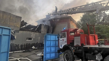 Мощный пожар в бюро ритуальных услуг в Гусь-Хрустальном потушили спустя 13 часов