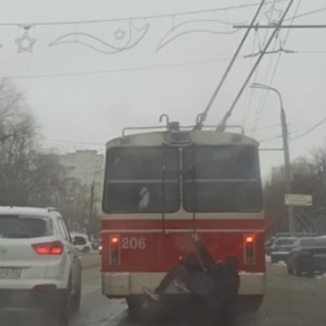 Во Владимире заметили зацепера на троллейбусе