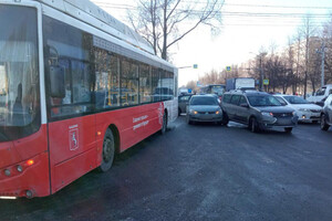 Во Владимире столкнулись две легковушки и 15-й автобус