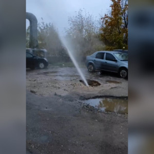 В Коврове из-под земли забил горячий «гейзер»