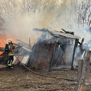 В Коврове огонь охватил сарай во дворе жилых домов