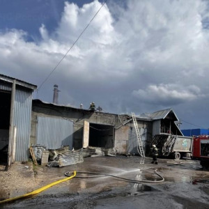 В деревне под Собинкой мощный пожар охватил автосервис