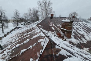 В Вязниках на крышах школ и детсадов выросли опасные сосульки