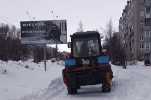 Владимирцев попросили убрать машины с парковки на улице Василисина