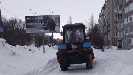 Владимирцев попросили убрать машины с парковки на улице Василисина