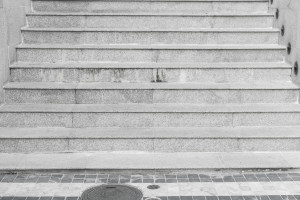 Жительница Кольчугино отсудила около миллиона рублей за падение у магазина