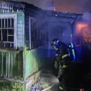 Во Владимире крупный пожар охватил деревянный дом