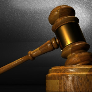 Сотрудника больницы в Александрове оштрафовали за упавшую на машину и водителя глыбу снега