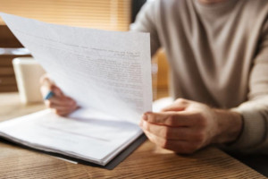 Жительница Коврова прописала 23 нелегала в квартире бабушки