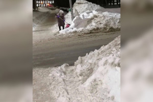 Во Владимире бабушка вышла с лопатой и почистила тротуар от снега