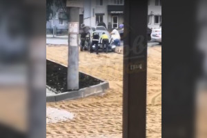 Во Владимирской области сотрудники ДПС вытолкали увязшую в песке машину