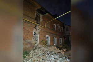 У исторического дома в центре Владимира рухнула стена