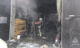 Во Владимире огонь охватил гараж с грузовиком внутри