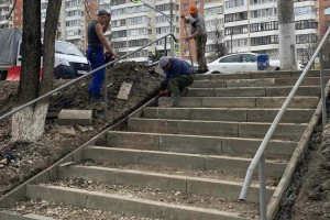 Во Владимире отремонтировали 2 лестницы и убрались на кладбищах