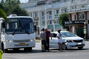 Во Владимире столкнулись автобус и легковушка