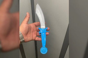 Во Владимире вор-неудачник угрожал продавцу обуви сломанной детской саблей