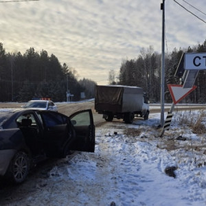 В Гусь-Хрустальном районе иномарка влетела в светофор