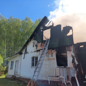 Пострадавшего на пожаре под Александровом 74-летнего дедушку увезли в больницу с ожогами