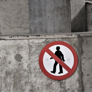 В Коврове пнувшего железобетонный забор молодого парня будут судить 