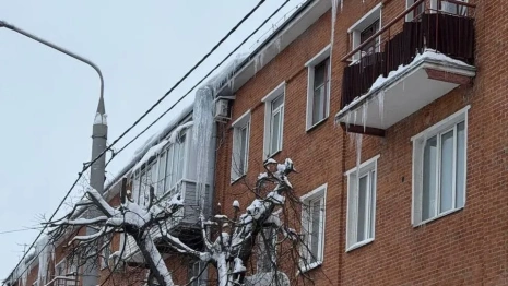 Во Владимире усилили контроль за сосульками на крышах в Октябрьском районе