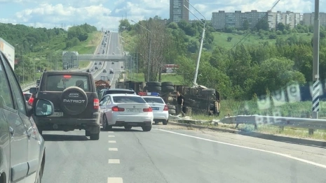 Во Владимире на Пекинке перевернулся самосвал