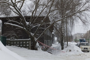 В Гусь-Хрустальном рухнула крыша деревянного барака