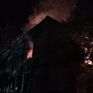 В Струнино спасатели 7,5 часов тушили пожар в расселенном доме